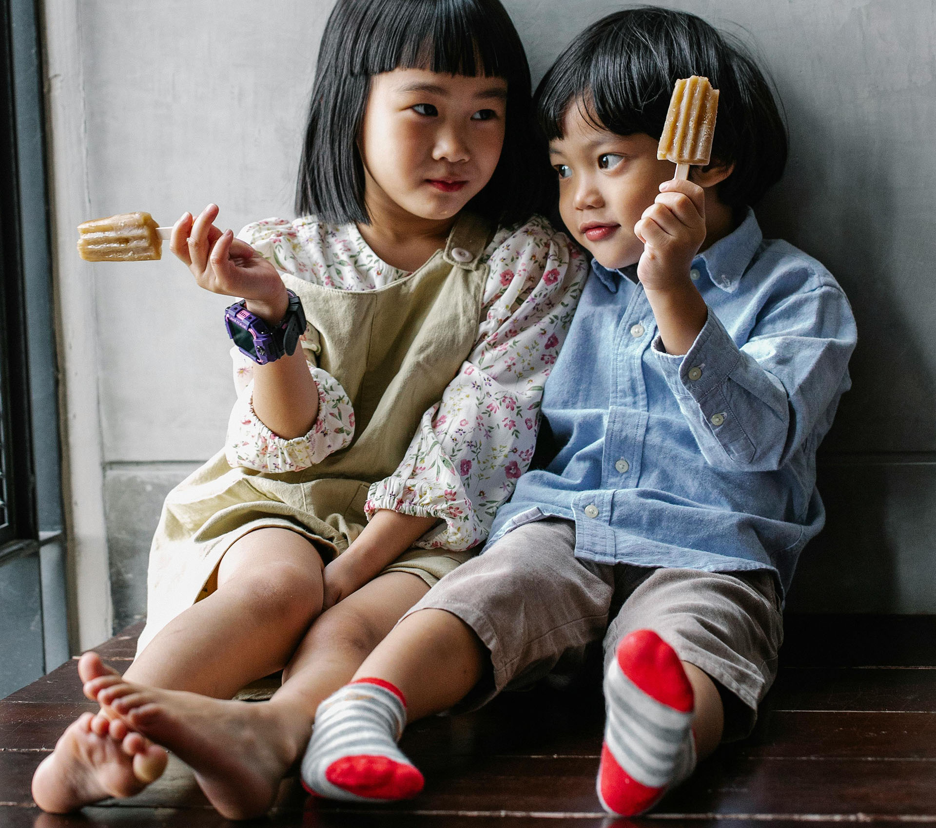 Children holding ice cream sticks together - Banner